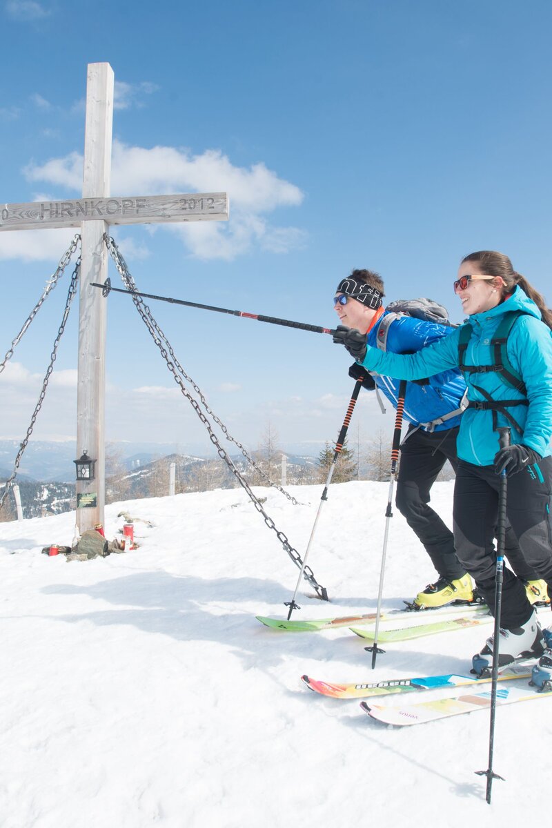 Zwei Skifahrer beim Gipfel auf der Flattnitz | © Ferdinand Neumüller / Tourismusregion Mittelkärnten 