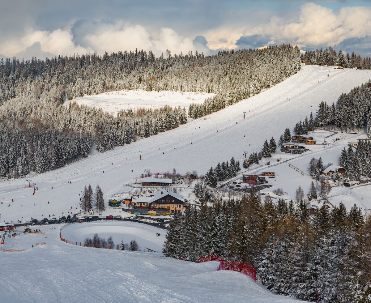 Skigebiet Simonhöhe | © Elias Jerusalem / Tourismusregion Mittelkärnten Ausblick auf das Skigebiet Simonhöhe in Kärnten | © Elias Jerusalem / Tourismusregion Mittelkärnten