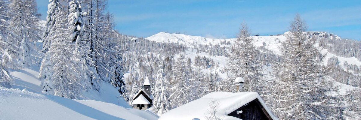 Winterlandschaftsbild mit verschneiter Hütte  | © Franz Gerdl / Kärnten Werbung GmbH