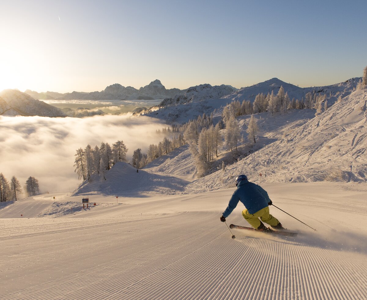 Skifahrer zum Sonnenaufgang im Skigebiet Nassfeld | © Franz Gerdl / Kärnten Werbung GmbH