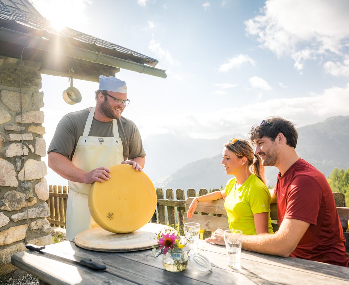 Käsegenuss auf der Milchstraße | © Michael Stabentheiner / NLW Tourismus Marketing GmbH Käsegenuss auf der Milchstraße des karnischen Höhenwanderwegs | © Michael Stabentheiner / NLW Tourismus Marketing GmbH