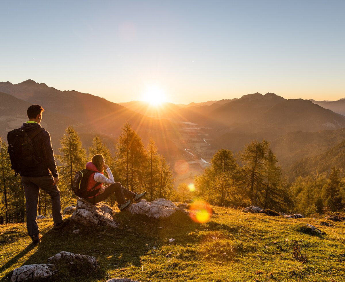 Zwei Wanderer blicken zum Sonnenaufgang vom Hochstadelhaus ins Drautal | © Franz Gerdl / Nationalpark Hohe Tauern