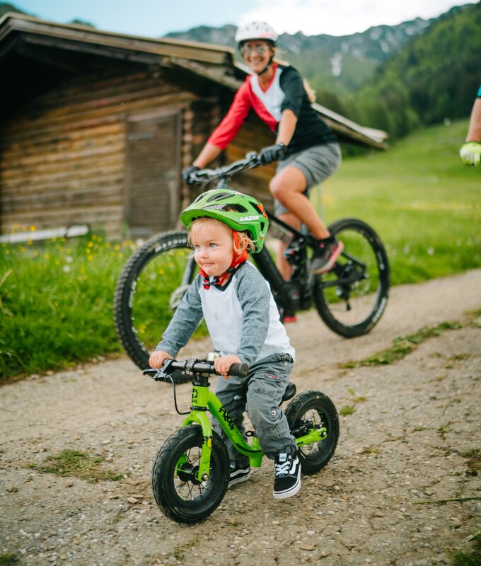 Kind fährt mit Mountainbike auf der Alm entlang | © Martin Hofmann / Region Villach - Faaker See - Ossiacher See