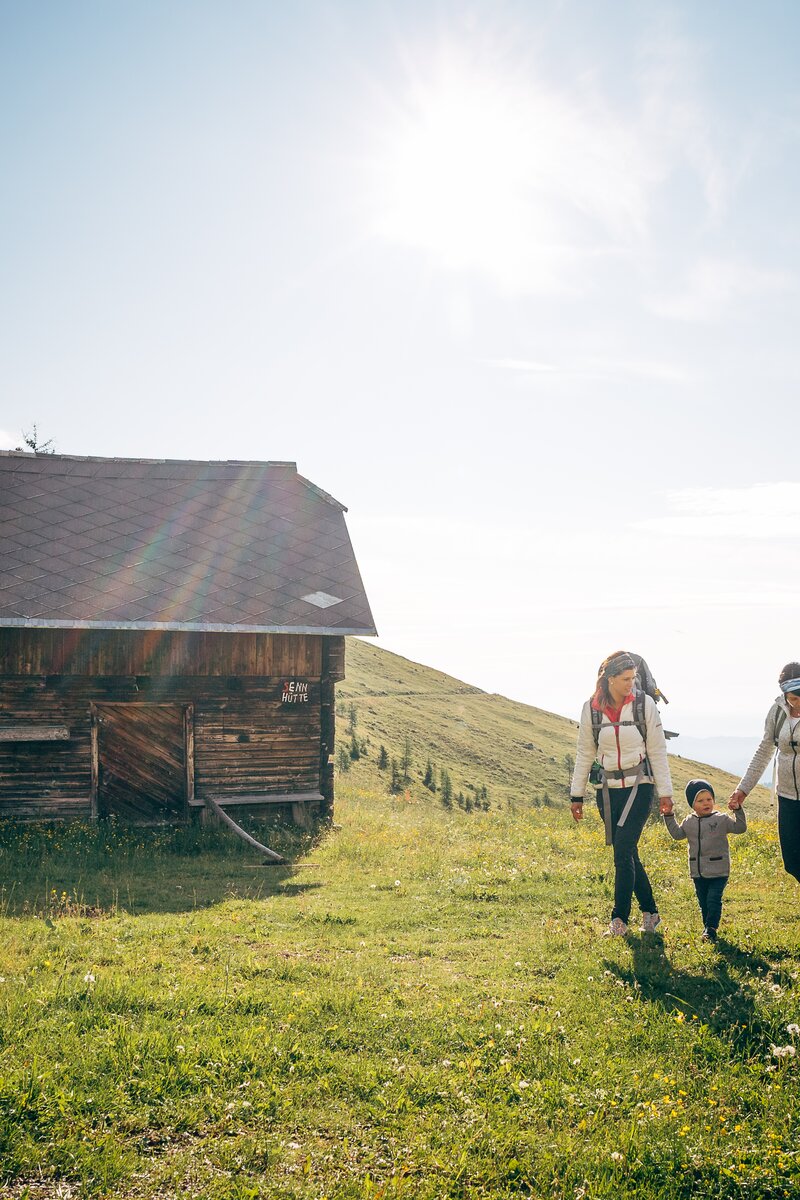 Familie beim Wandern zur Walderhütte | © Michele Blanzan  / Region Villach - Faaker See - Ossiacher See