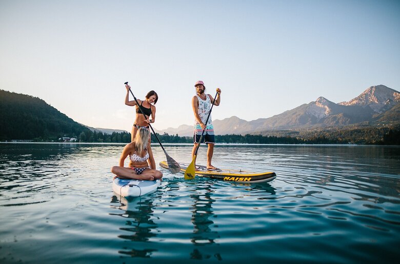 Freunde genießen den Sommertag am Faaker See in Kärnten | © Martin Hofmann/ Region Villach Tourismus GmbH