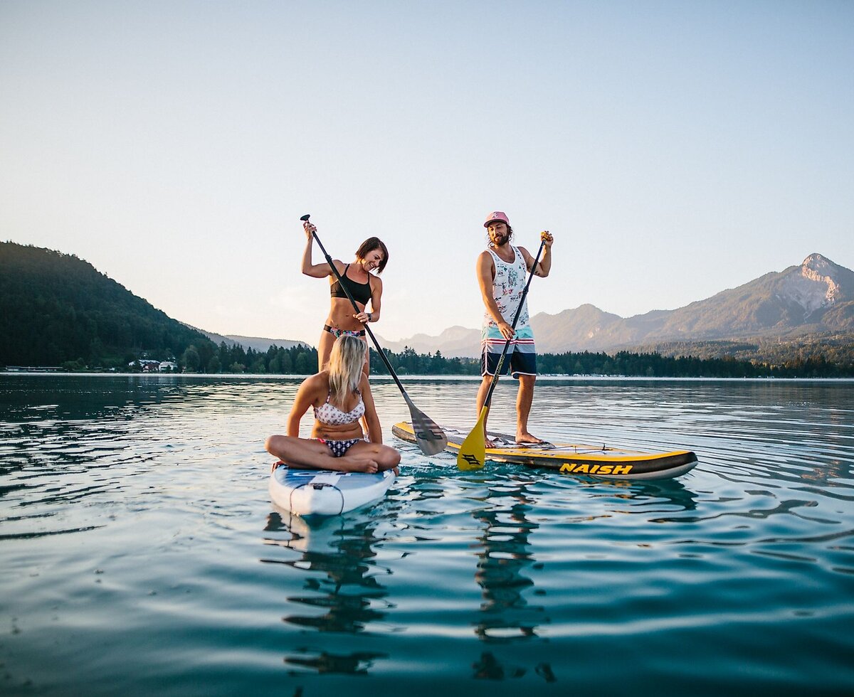 Freunde genießen den Sommertag am Faaker See in Kärnten | © Martin Hofmann/ Region Villach Tourismus GmbH