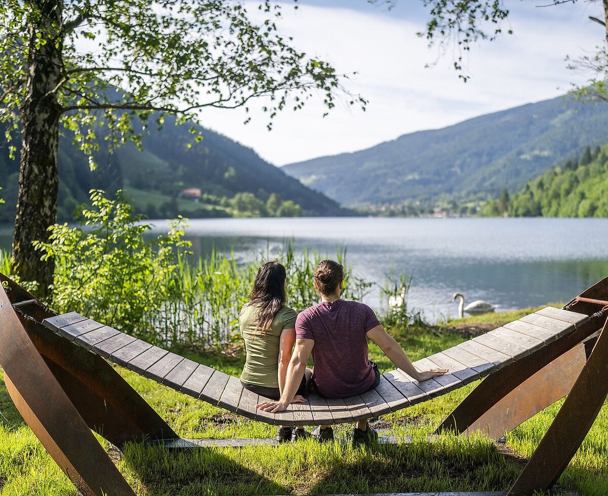 Relaxen auf der Liege am Slow Trail am Afritzer See | © Gert Perauer/ Region Villach Tourismus GmbH