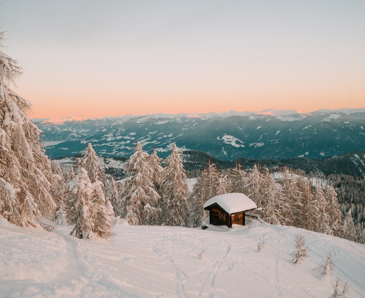 Naturpark Dobratsch Abendstimmung | © Martin Hofmann / Kärnten Werbung GmbH Hütte im Naturpark Dobratsch in der Abendstimmung | © Martin Hofmann / Kärnten Werbung GmbH