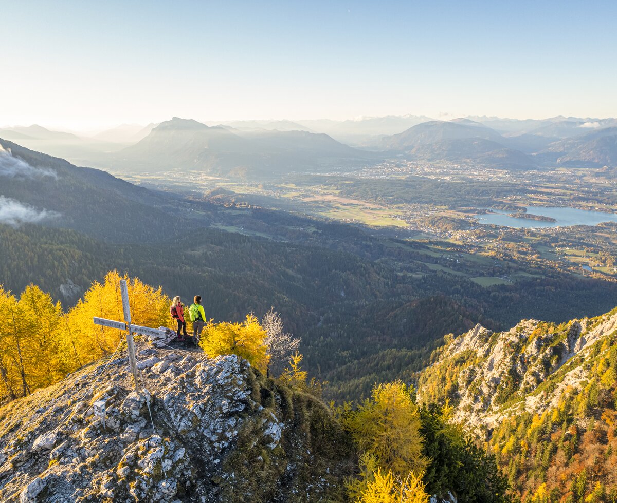 Aussicht von der Gerlitze auf Kärntner Seen | © Gert Perauer / Region Villach - Faaker See - Ossiacher See Blick von Ferlacher Spitze auf Kärntner Seen in der Region Villach im Herbst | © Gert Perauer / Region Villach - Faaker See - Ossiacher See