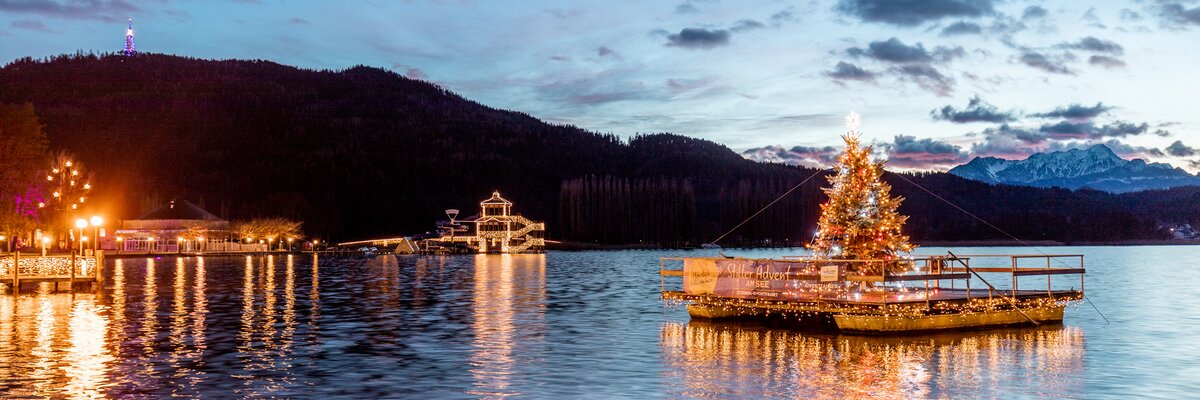 Blick auf übergroßen Adventskranz am See zur Dämmerung  | © Daniel Waschnig / Wörthersee Tourismus GmbH