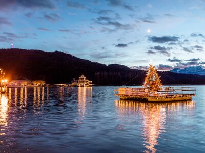 Blick auf übergroßen Adventskranz am See zur Dämmerung  | © Daniel Waschnig / Wörthersee Tourismus GmbH