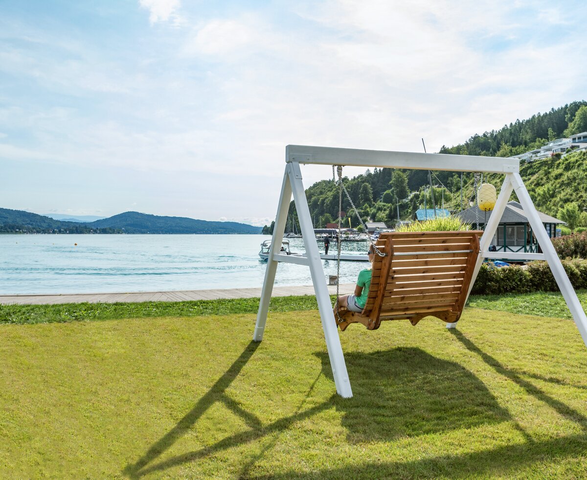 Schaukelweg am Wörthersee | © Fatzi Grafik / Wörthersee Tourismus GmbH Blick von großer Schaukel vom Schaukelweg auf den Wörthersee | © Fatzi Grafik / Wörthersee Tourismus GmbH