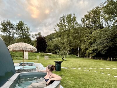 Frau im Hot Tube | © Familie Rittler Frau entspannt im Hot Tube beim Chalet 1888 | © Familie Rittler