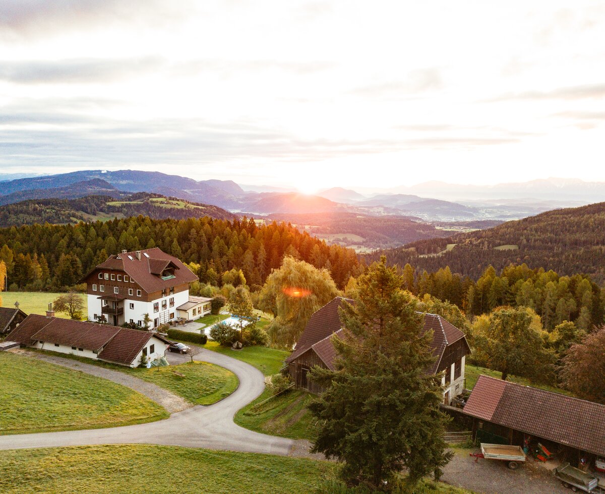 Das Bauernhofgelände am Natur Gut Lassen | © Urlaub am Bauernhof Kärnten/ Daniel Gollner
