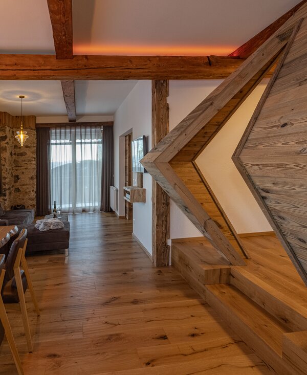 Designobjekt neben Esstisch im Wohnraum | © Urlaub am Bauernhof Kärnten / Achim Mandler