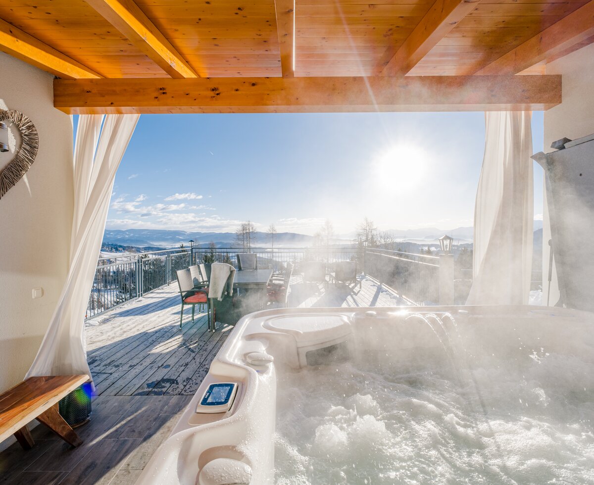 Whirlpool | © Urlaub am Bauernhof Kärnten / Michael Stabentheiner Whirlpool mit Blick auf die Sonnenterrasse | © Urlaub am Bauernhof Kärnten / Michael Stabentheiner