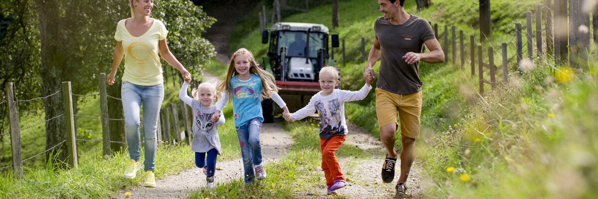 Family walk hand in hand on the way  | © Urlaub am Bauernhof Niederösterreich / Karin Lohberger