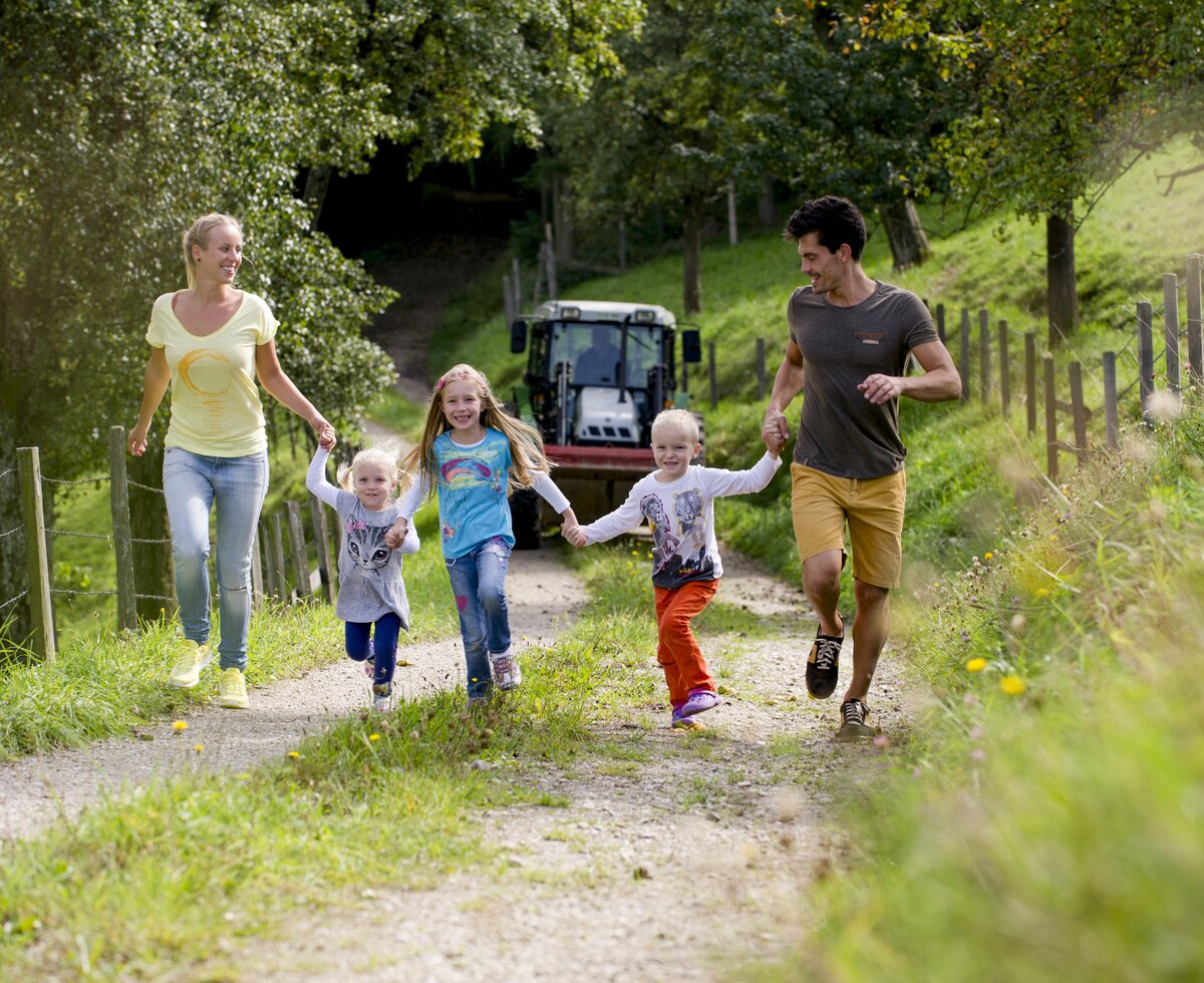 Family walk hand in hand on the way  | © Urlaub am Bauernhof Niederösterreich / Karin Lohberger