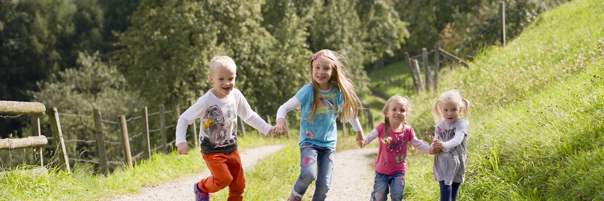 Four children run hand in hand along the path  | © Urlaub am Bauernhof Niederösterreich / Karin Lohberger
