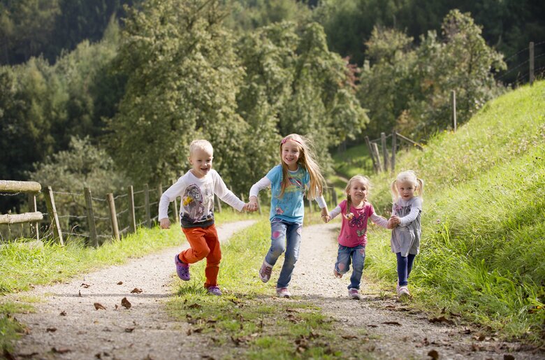 Four children run hand in hand along the path  | © Urlaub am Bauernhof Niederösterreich / Karin Lohberger