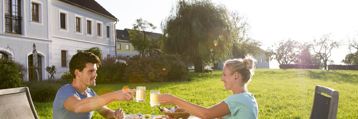 Couple having a snack outdoors  | © Urlaub am Bauernhof Niederösterreich / Karin Lohberger