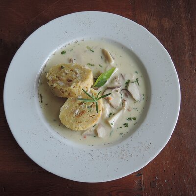 Steinpilzsoße mit Serviettenknödel | © Landhaus Aigner / Anita Schlögl