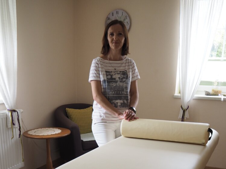 Frau Gnant steht in ihrer Massage Praxis | © Urlaub am Bauernhof Niederösterreich / Elena Paschinger / www.creativelena.com