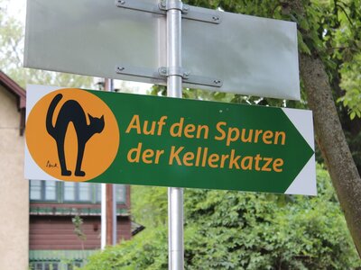 Schild - auf den Spuren der Kellerkatze | © Weinviertel Tourismus Schild - auf den Spuren der Kellerkatze | © Weinviertel Tourismus