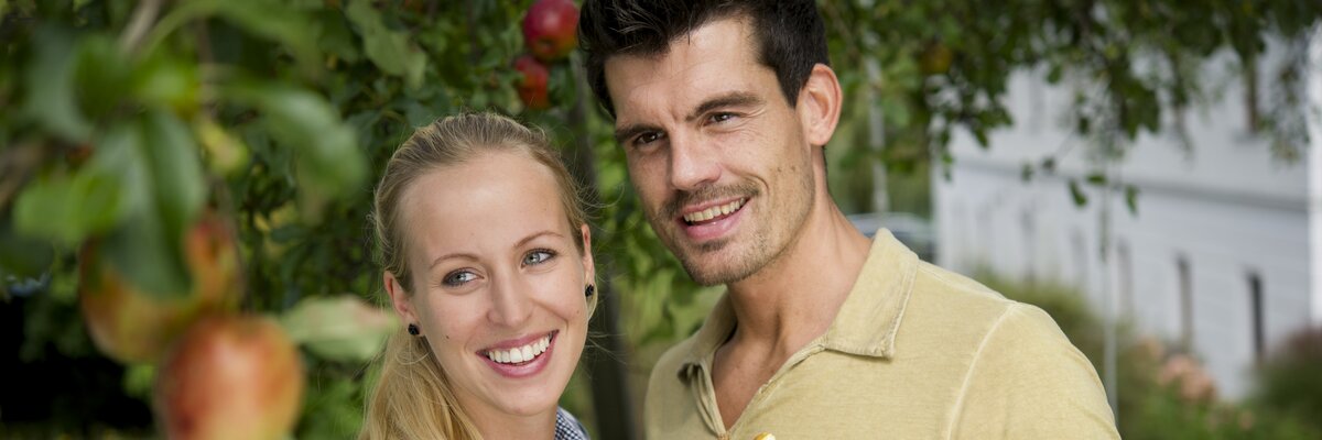 Couple stands by the apple tree  | © Urlaub am Bauernhof Niederösterreich / Karin Lohberger