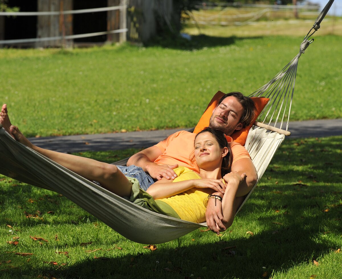 Couple lies in hammock  | © Urlaub am Bauernhof Niederösterreich / Ralph Fischbacher