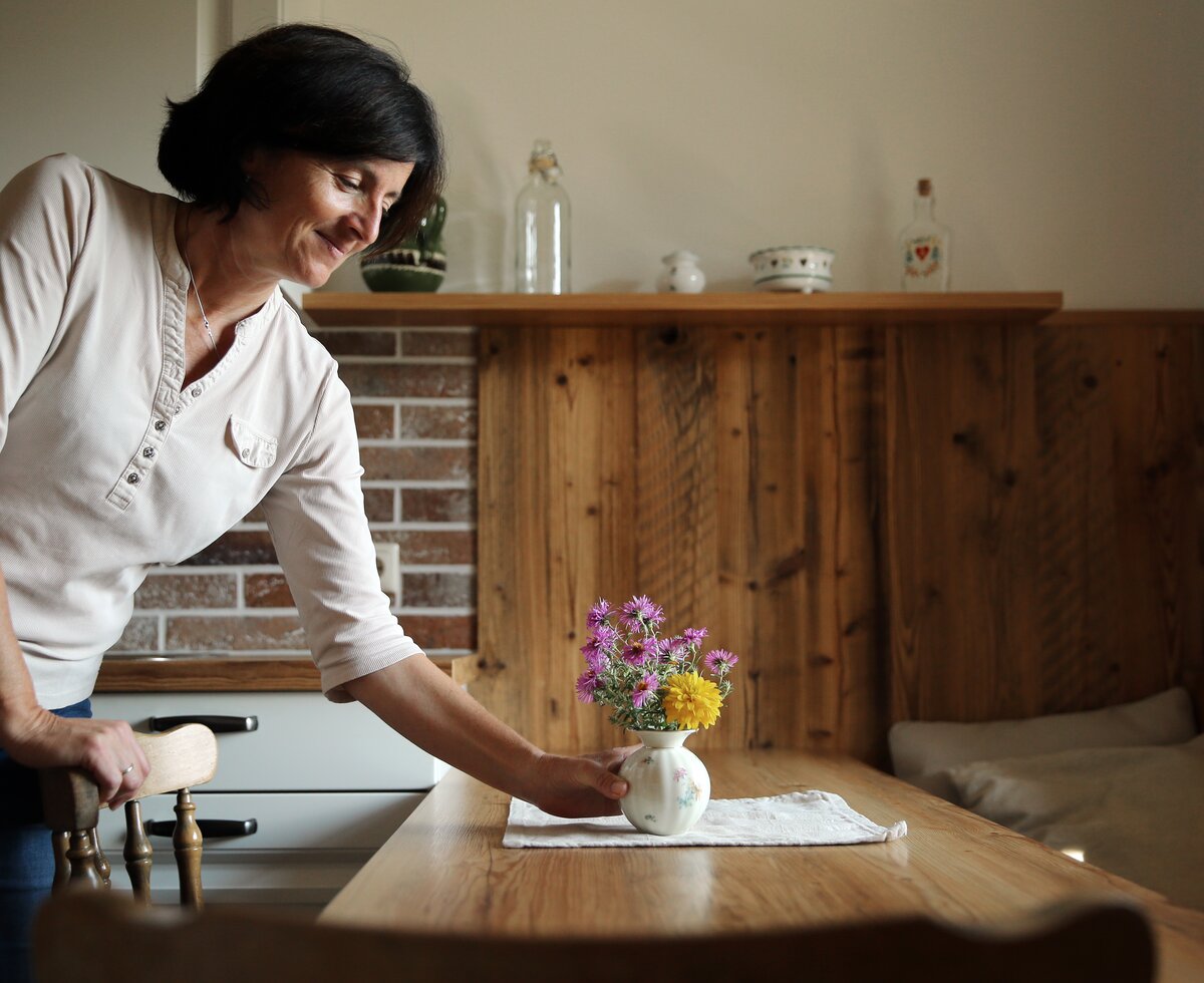 Blumen am Tisch stellen | © Privat zu Gast in Niederösterreich / weinfranz.at