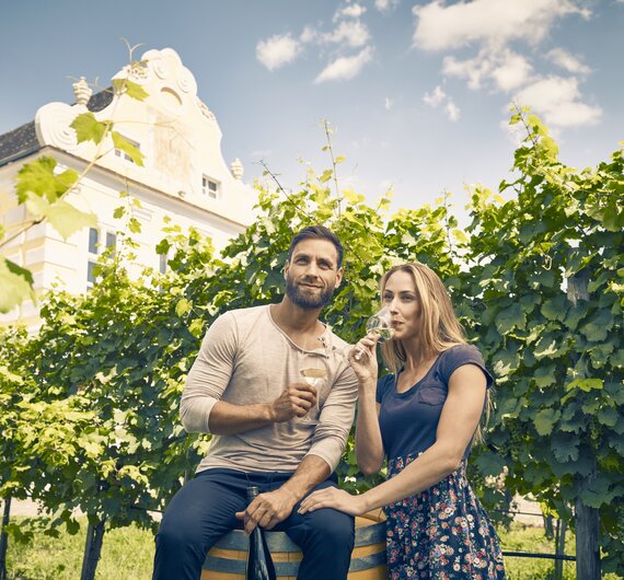 Paar trinkt Wein beim Kellerschlössel Wachau | © Donau Niederösterreich / Andreas Hofer