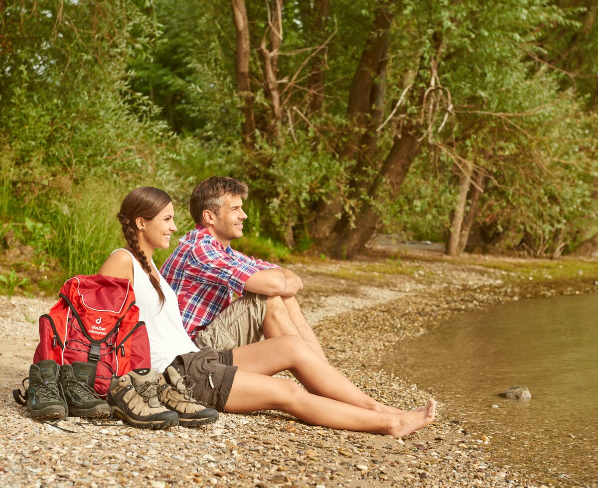 Couple resting by the Danube | © Donau Niederösterreich / Klaus Engelmayer