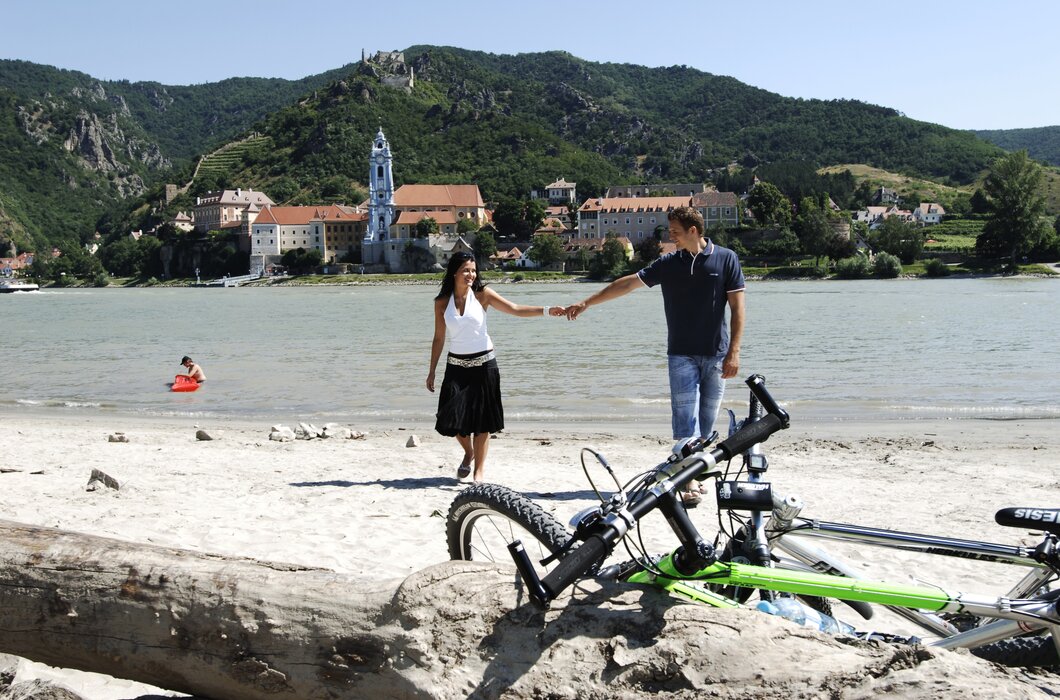 Paar macht Rast bei der Donau  | © Donau Niederösterreich / Steve Haider