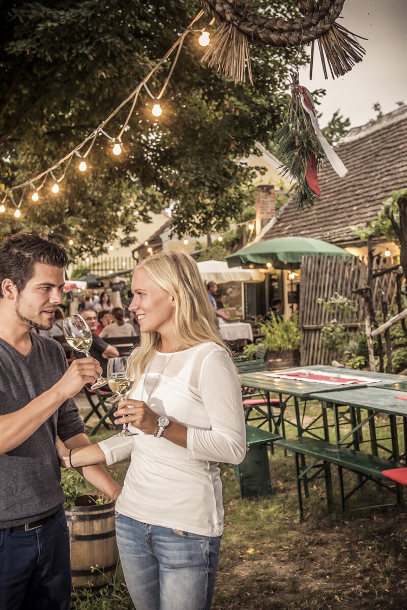 Paar steht beim Kellerfest am Sauberg in Langenlois | © Ursin Haus / Robert Herbst 