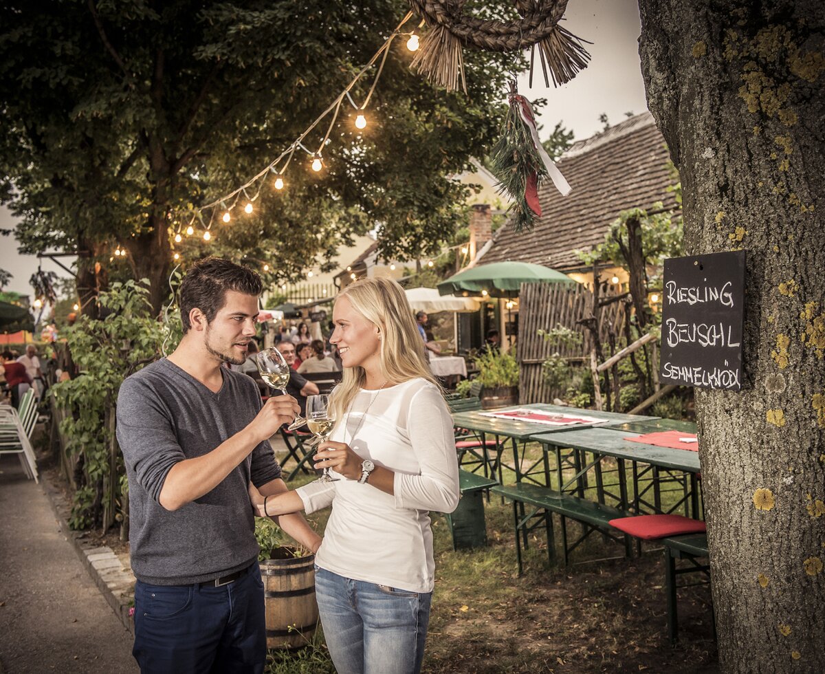 Kellerfest am Sauberg in Langenlois | © Ursin Haus / Robert Herbst Paar steht beim Kellerfest am Sauberg in Langenlois | © Ursin Haus / Robert Herbst