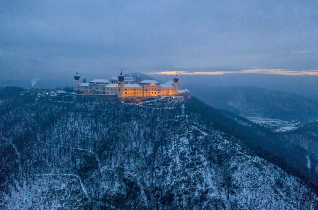 beleuchtetees Stift Göttweig im Winter | © Niederösterreich Werbung / Robert Herbst