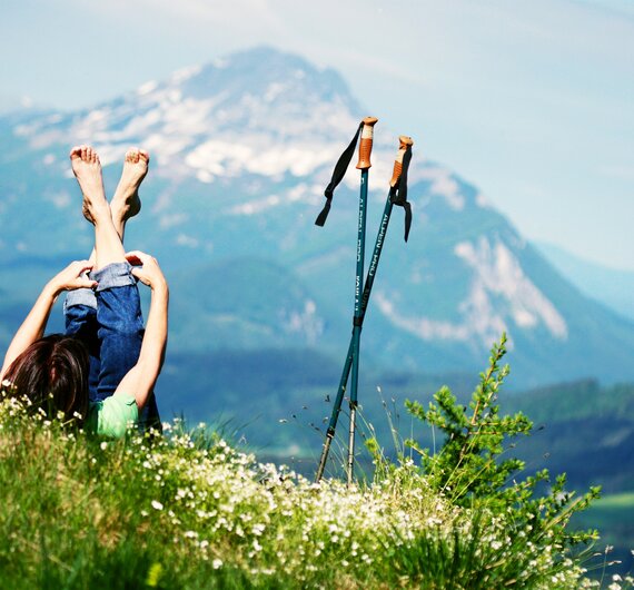 Frau liegt in Wiese mit Blick auf den Ötscher | © Mostviertel Tourismus / weinfranz.at