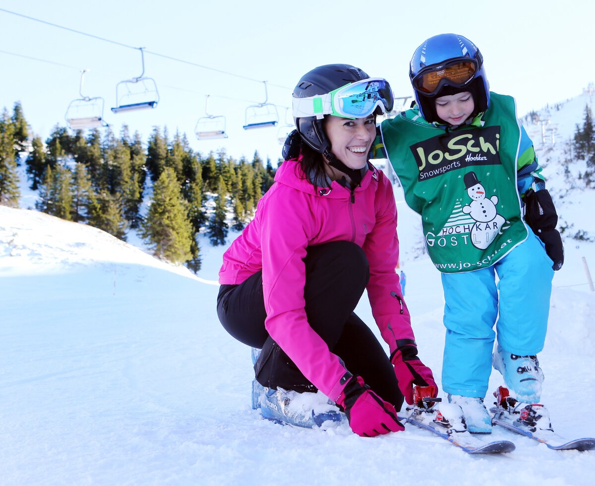 Woman with child on the slopes | © Mostviertel Tourismus / weinfranz.at