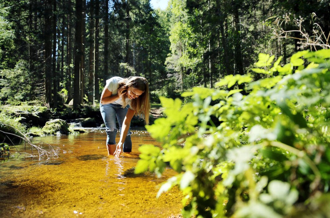 Frau steht im Wasser | © Waldviertel Tourismus / weinfranz.at