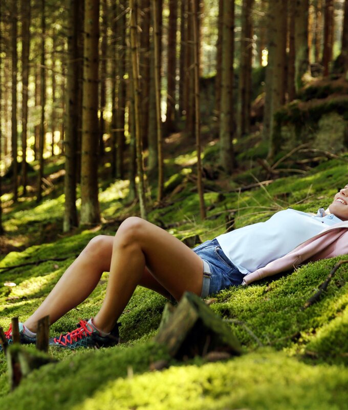 Frau im Moos im Wald | © Waldviertel Tourismus, weinfranz