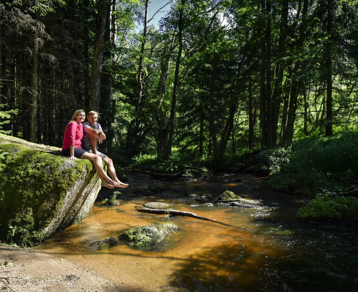 Couple sitting on stone by a riverbed in the waldviertel region | © Waldviertel Tourismus / Robert Herbst Couple sitting on stone by a riverbed in the waldviertel region | © Waldviertel Tourismus / Robert Herbst