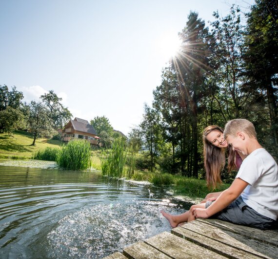 Zwei Kinder sitzen bei einem Steg bei einem Teich im Waldviertel | © Waldviertel Tourismus / www.ishootpeople.at