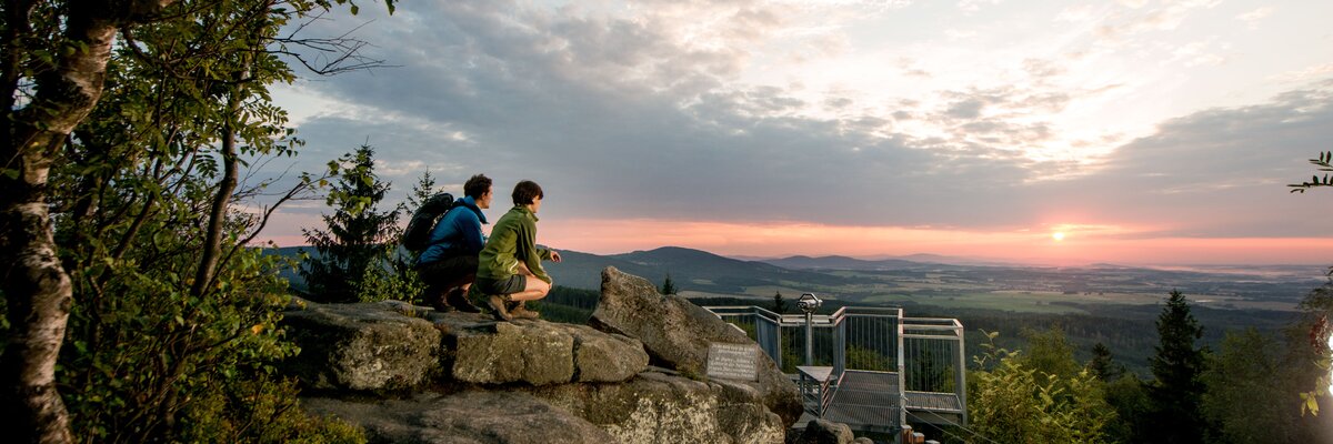 Couple sits on a rock and enjoys the view in the Waldviertel region | © Waldviertel Tourismus / www.ishootpeople.at