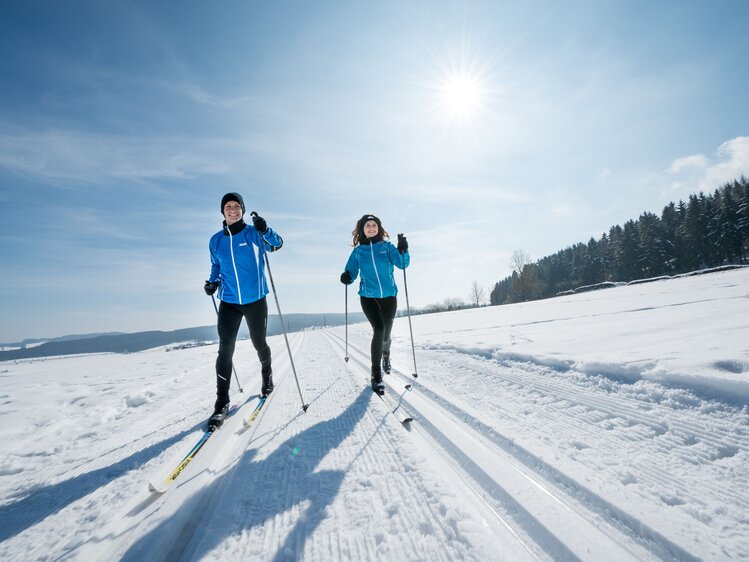 A couple cross country skiing in the fresh snowy landscape in the Waldviertel region | © Waldviertel Tourismus / www.ishootpeople.at