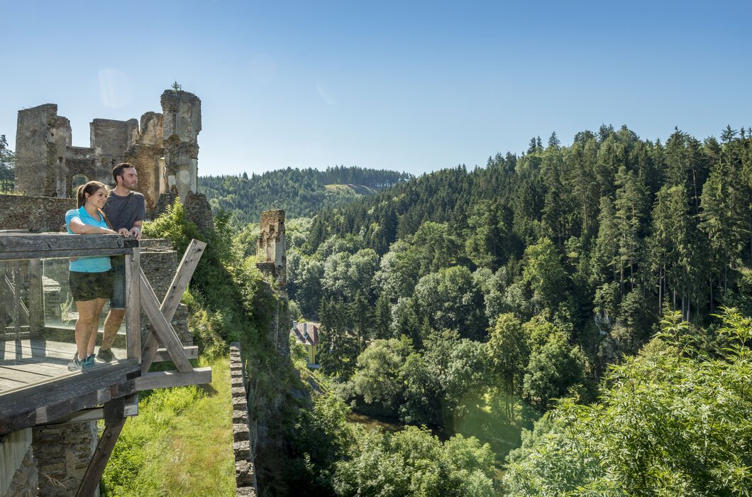 Ein Paar blickt von der Ruine in eine Landschaft im Waldviertel | © Waldviertel Tourismus / www.ishootpeople.at