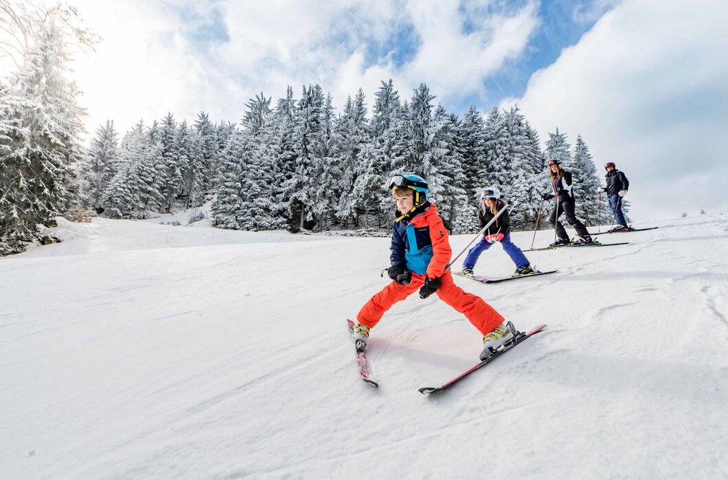 Familie fährt Ski auf einer Piste im Waldviertel | © Waldviertel Tourismus / Studio Kerschbaum
