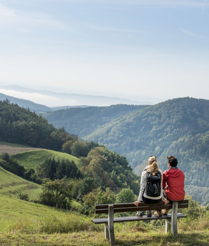 Paar sitzt auf Bankerl und genießt die Aussicht ins Weitental im Waldviertel | © Waldviertel Tourismus / Studio Kerschbaum