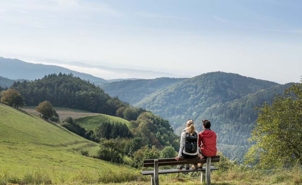 Paar sitzt auf Bankerl und genießt die Aussicht ins Weitental im Waldviertel | © Waldviertel Tourismus / Studio Kerschbaum