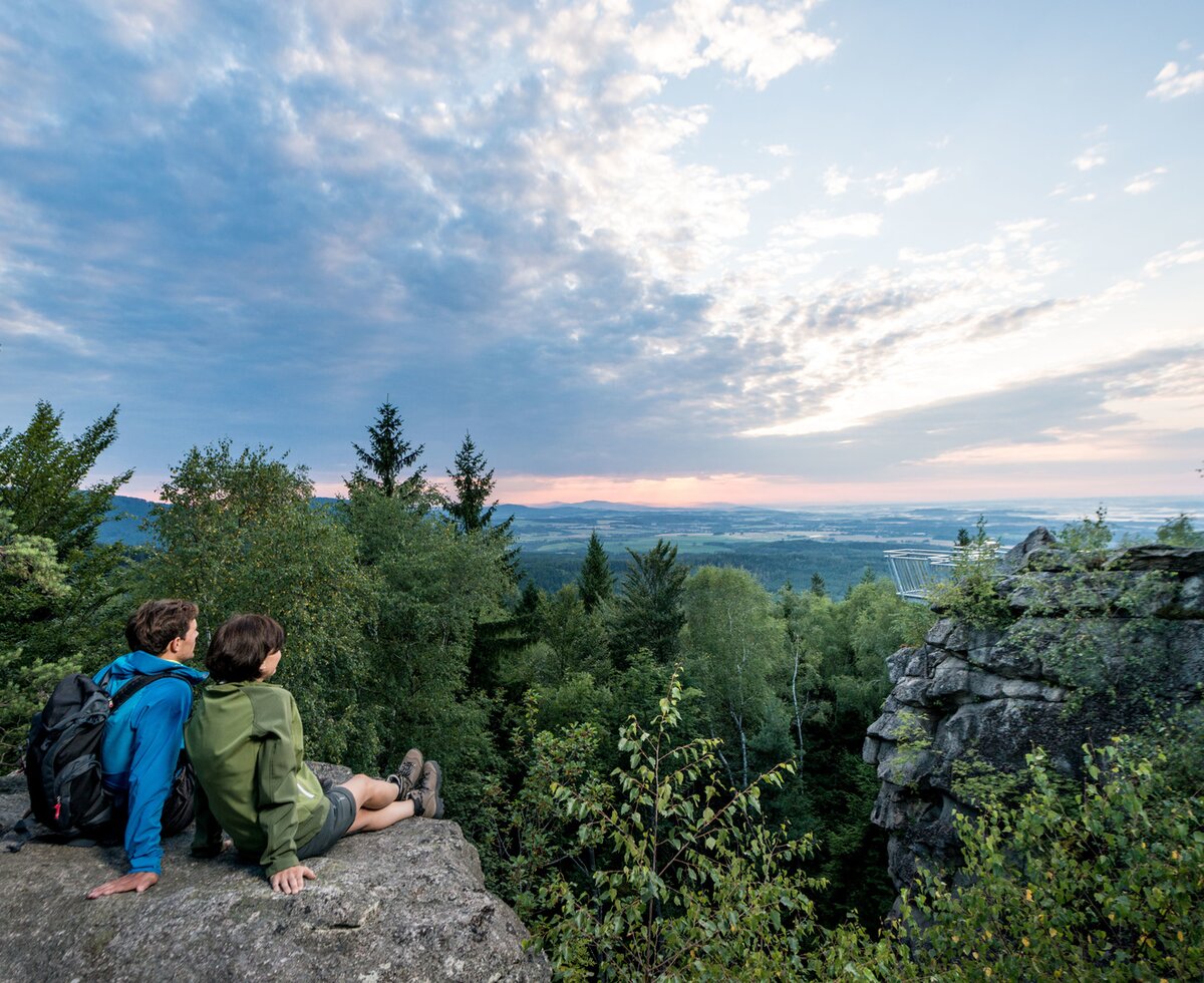 Couple sits on Mandelstein and enjoys the view in the Waldviertel region | © Waldviertel Tourismus / Studio Kerschbaum